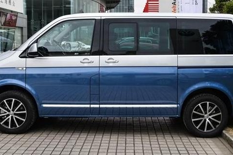 看起来像个面包车，却自带办公桌1米8大床，50万配四驱买啥埃尔法