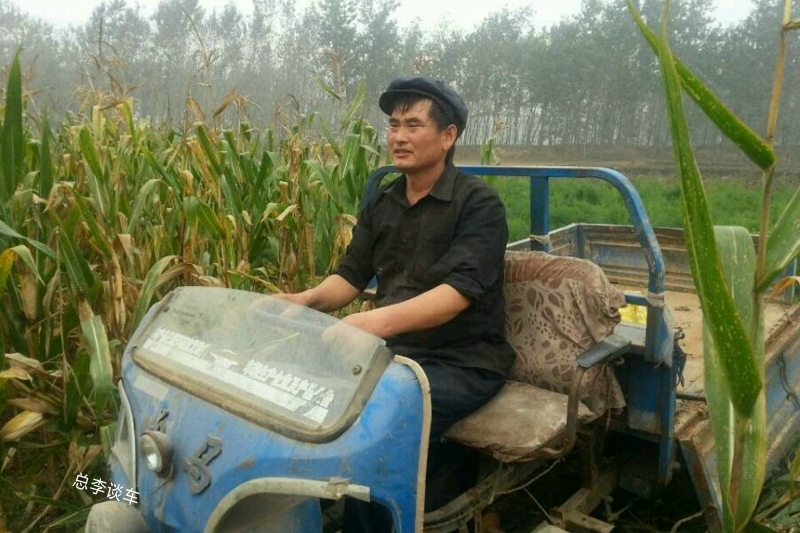 大衣哥换车了，因为怕生锈，敞篷车有专属车库，硬顶车直接停院里