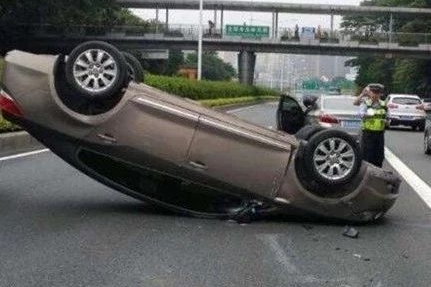 汽车以多快的速度行驶，突然打死方向会翻车