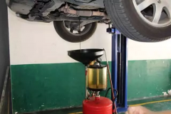 机油换早费钱，换晚了伤车，那听专家说多久换？别扯了！