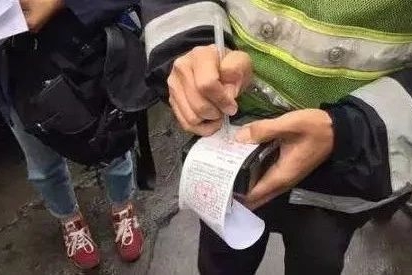 车辆被交警扣了，你是选择认命，还是选择看这篇文章？
