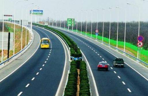 在高速遇到大暴雨怎么办？老司机：注意这三点或许能救你一命