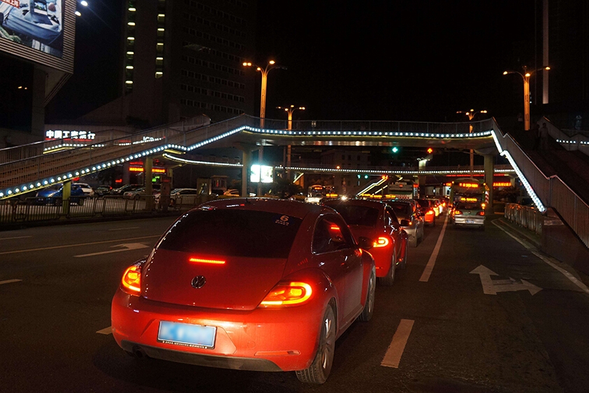 车灯闪一次、两次、三次是什么意思？这些暗语，莫到用时不知道