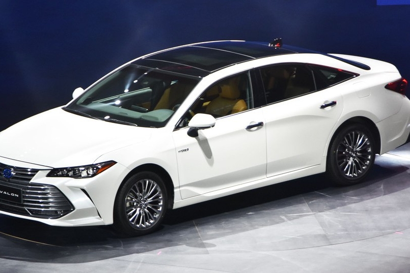 丰田旗舰级轿车上市，名字霸气，售价亲民