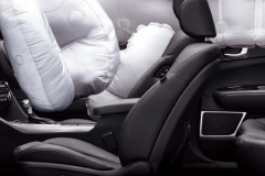 起亚又亮杀手锏才卖18万，对开门无框门很吸睛，帅过奥迪A8