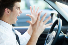 不用担心堵车了！新型小车售1万美元，能穿梭大街小巷堪比摩托车