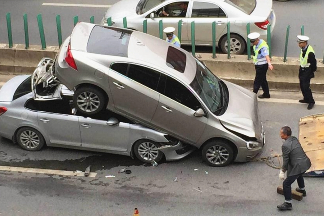 汽车追尾不一定是后车责任，这两件事别忘了做，以免被反咬一口