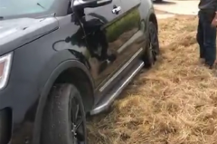 奇葩操作，男子放火烧草救车，却将车子烧报废，保险公司一毛不赔