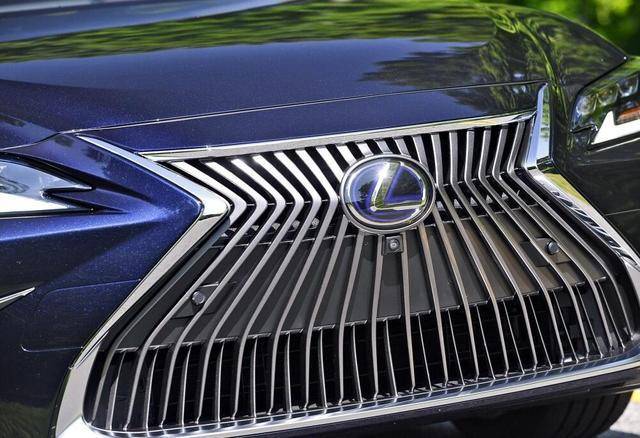 最高官降3.3万元，为啥车友却说雷克萨斯太“鸡贼”？