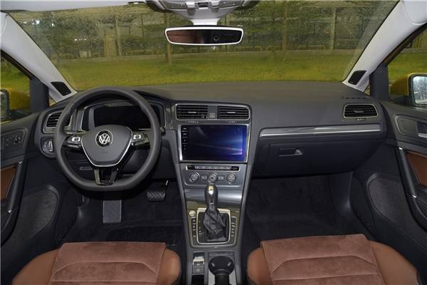 盘点5款公认内饰丑陋的车，一些中高端车，内饰却好似几万元的