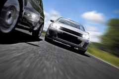 自动挡车下坡怎么挂挡？可能很多人不清楚，挂D档踩刹车或不可取