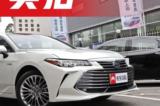 丰田全新中型轿车刚刚到店，前脸霸气、空间接近C级车！