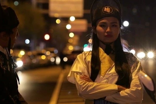 搞笑！古装美女深夜站在街头，只为了抓碰瓷？