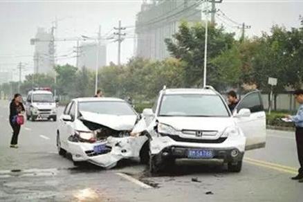 开车撞到人，先垫钱还是直接走保险？现在知道还不晚