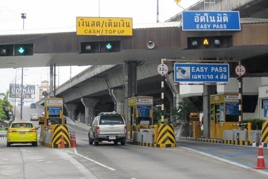 汽车进收费站时，这几种行为要避免，你曾中过招吗？