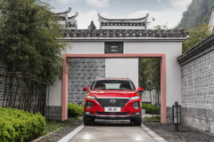 车长4.93米轴距2850mm，比锐界还大，第四代胜达才是6座SUV首选？