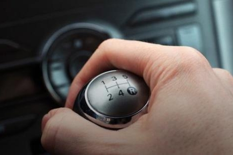 老司机：开手动挡的车，或要注意挂挡的方式，不然可能有安全隐患