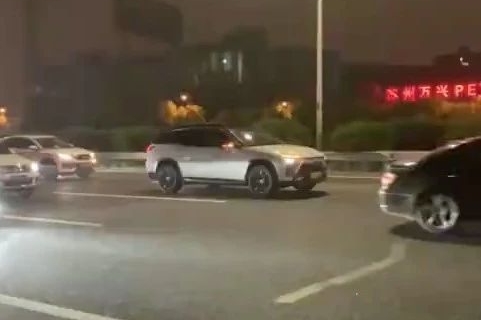 蔚来ES8高速上故障趴窝，官方表示罪魁祸首是贴膜？