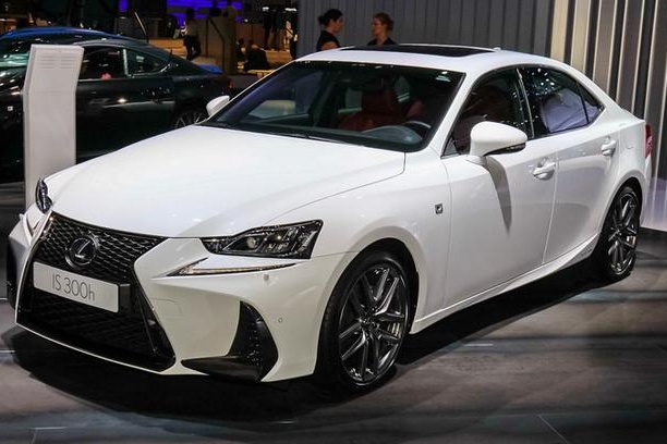 日系豪车档次不输BBA，245马力+7S破百，30万放弃3系