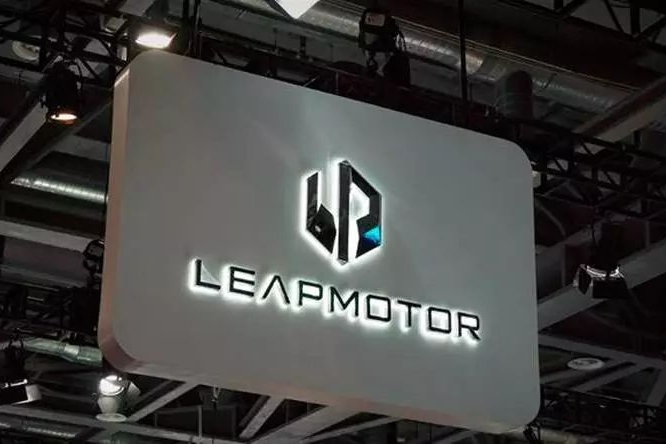 又一新势力SUV杀出，指纹解锁人脸识别，5秒破百，续航500km！