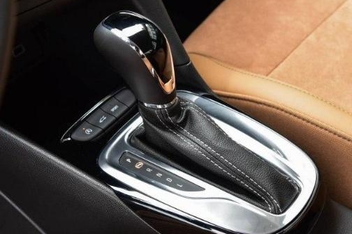 自动挡停车先挂P档还是先熄火？老司机：或许没你想的那么复杂