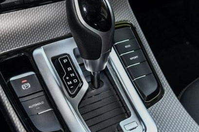 自动挡半坡起步时该怎么做？看看老司机怎么说