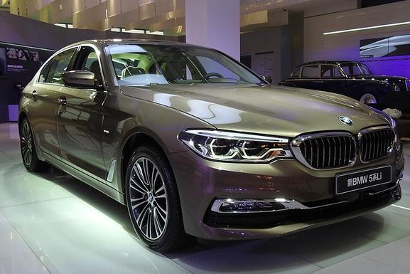 40多万只知道买E级？这豪车比它大一圈，质量更稳，操控一流