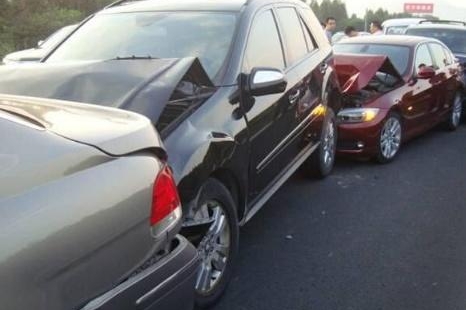 老司机都是怎么踩刹车的？内行人：这样踩可能比较稳健