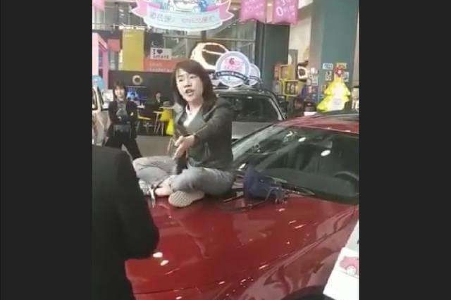 新车漏油奔驰女司机坐机盖哭，牵扯奔驰管理缺失，网友创意太无敌