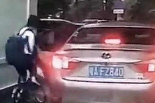 又见“开门杀”，车主太无良，撞倒了人竟然无动于衷