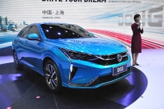 无人驾驶小车上展台    东风看五化