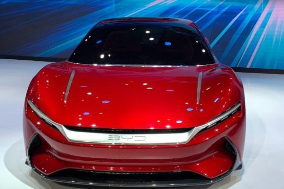 比亚迪超跑“汉”亮相，四引擎+2.9S破百，特斯拉遇劲敌？