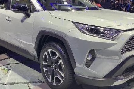 全新一代RAV4荣放正式亮相，省油又有劲的混动版终于引进了