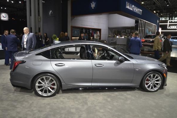 宝马5系新对手，这款豪华运动家轿前来报到