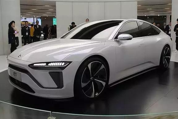 假如市场只剩下新能源车和小型燃油车，你会选谁？