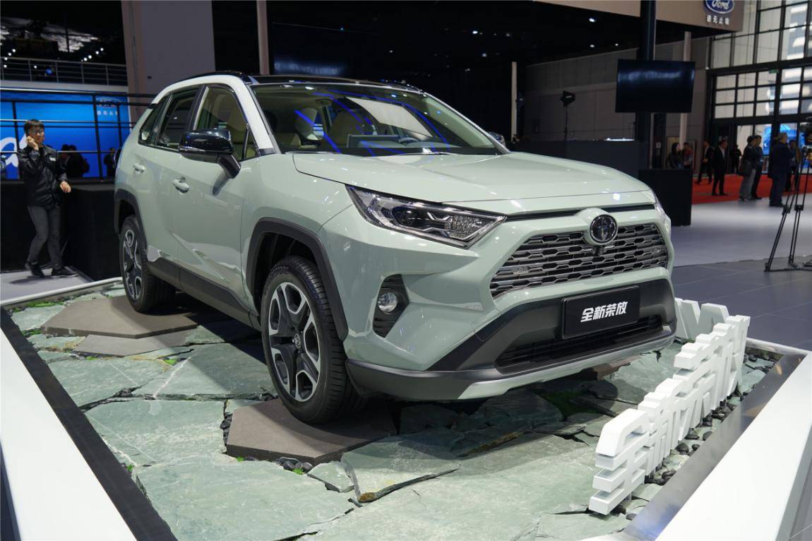 外观凶狠，悬浮式中控屏，混动油耗4.2L，丰田荣放四季度王者归来