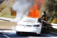 特斯拉夜间无人自燃！锂电池真等于定时炸弹？！