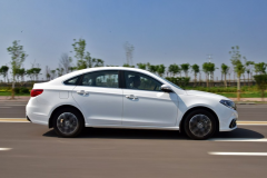 搭载三菱动力的百姓车，车长4.7米比合资亲民，内饰堪比朗逸