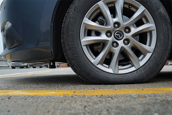 轮胎到底该什么时候换？80%的人爆胎翻车了还没弄明白...