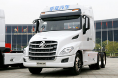 开重卡都是土豪，加满油需要5200元，国产长头货车再次亮相