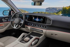 奔驰GLS升级了，外观果然很丑，4.0T引擎压榨出700扭矩