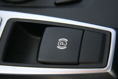 高速行驶的时候，不小心碰到电子手刹，会发生什么？