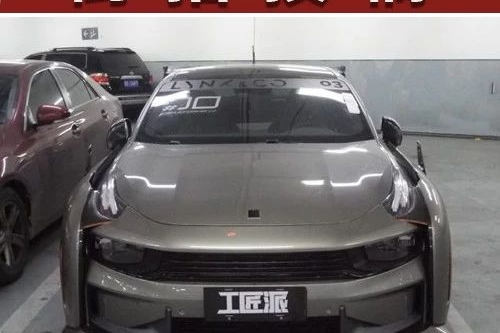 地库遇见宽体领克03​，有种想带它去赛道的冲动丨街拍投稿416期