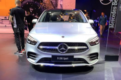 奔驰终于觉醒了！全新奔驰B级总算走亲民路线，双连屏配四缸动力