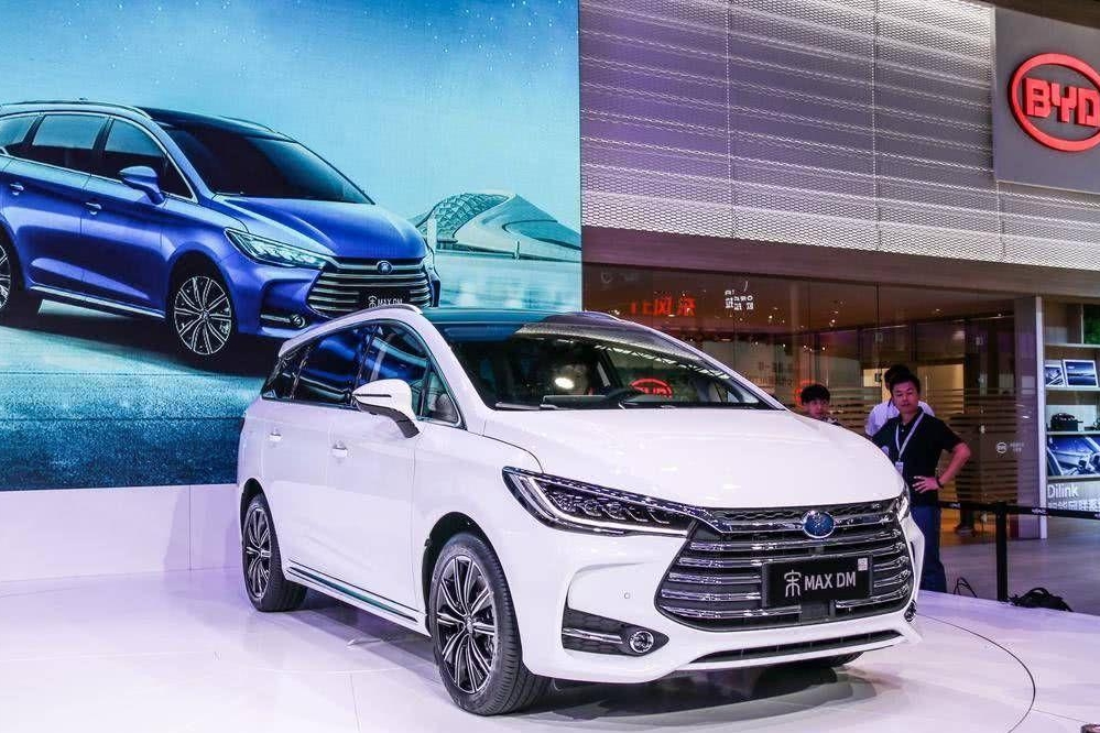 12.8英寸旋转大屏，L2智能驾驶，油耗1.4L，比亚迪插混MPV来袭