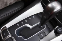 自动挡停车时，挂P档和拉手刹哪个先？顺序弄错或会对车造成伤害