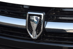 刚出炉的混血SUV，直接以国产价上市，油耗5.5升配全新车标