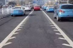 遇到锯齿标线的时候，司机应当怎么走？现在知道还不晚