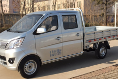 荣光小卡终于有劲敌了，神骐T10比五菱便宜，标配1.5L动力