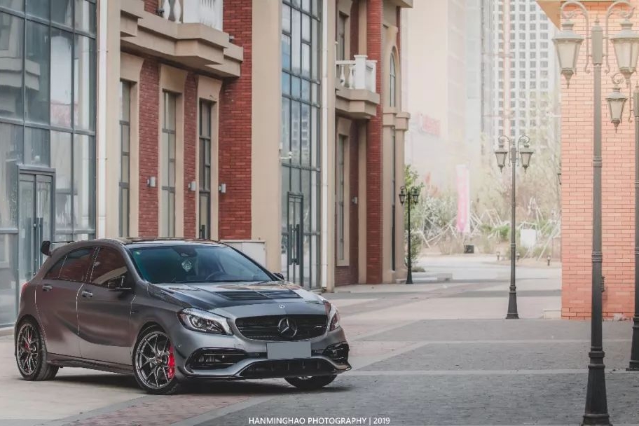 改装后的钢炮AMG A45，发动机里居然还藏着令人震惊的东西！